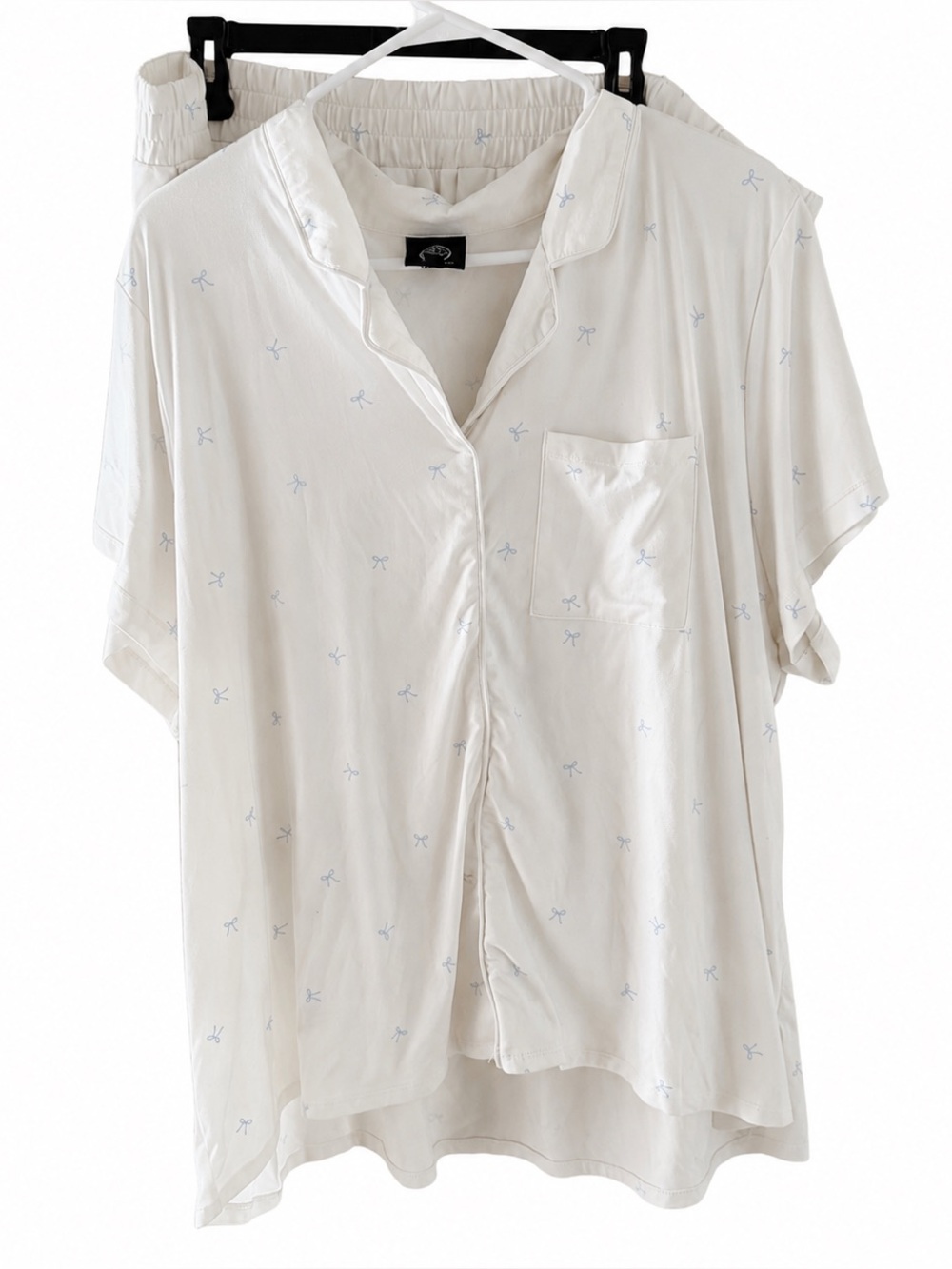 Bobeau women’s White Short-Sleeve Shirt with Subtle blue bows